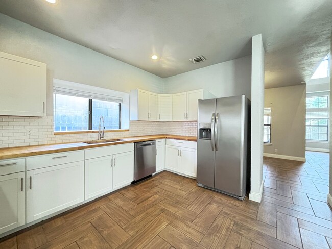 Building Photo - Updated Single Family Home with community ...