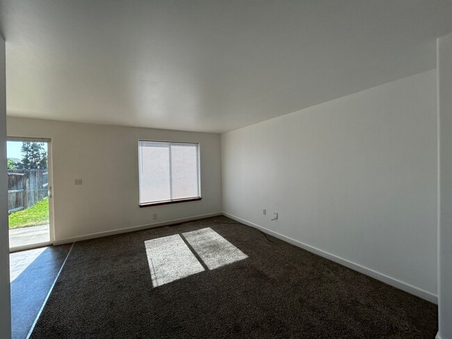 Building Photo - 3 Bedroom / 2.5 Bathroom Townhouse in SW R...