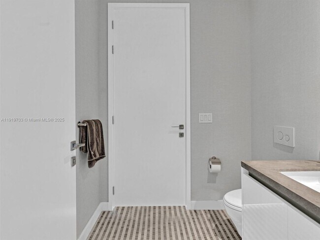 Building Photo - 700 NE 26th Terrace