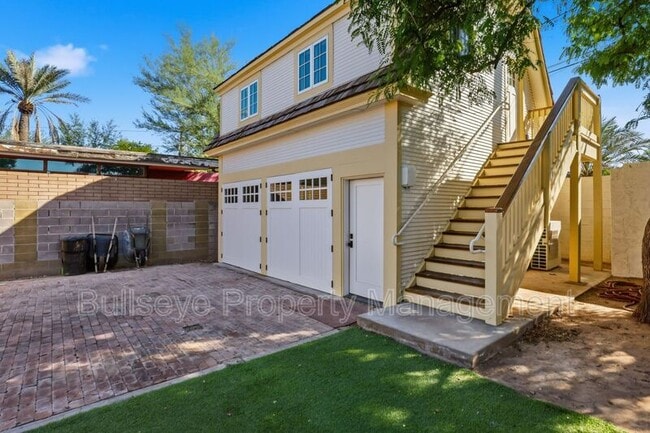 Building Photo - 525 W Lynwood St