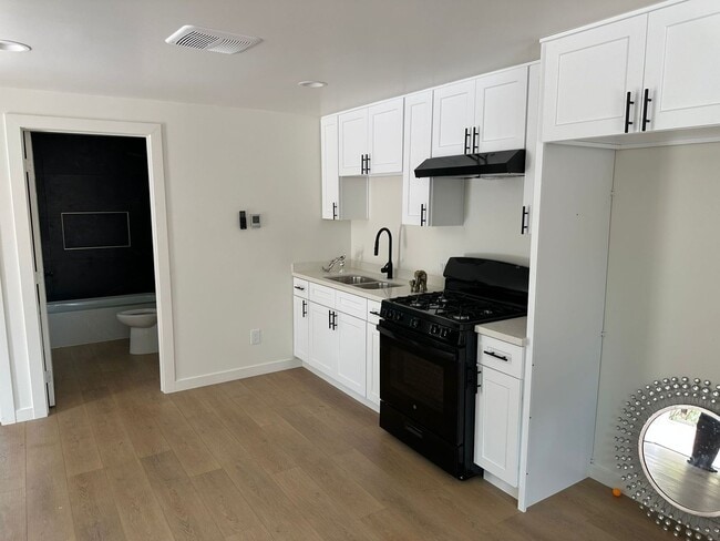 Building Photo - For Rent – Cozy 1-Bedroom Unit with Garage...