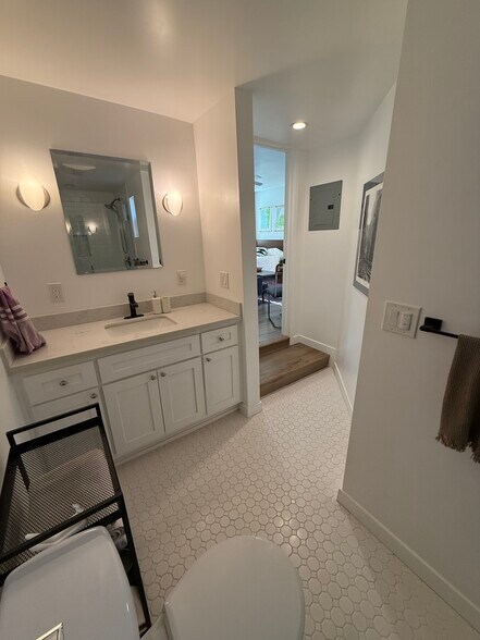 Big Bathroom - 4302 1/2 Gateway Ave