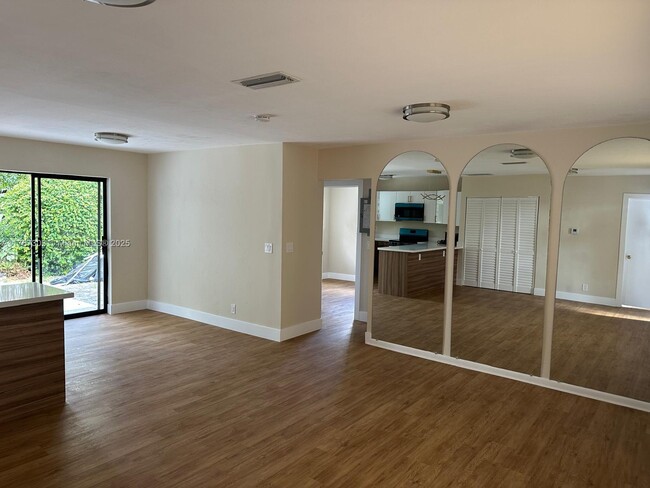 Building Photo - 750 S 61st Terrace