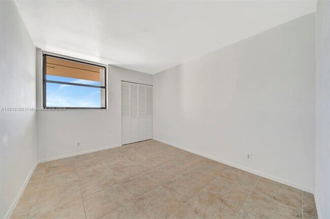 Building Photo - 117 Lake Emerald Dr