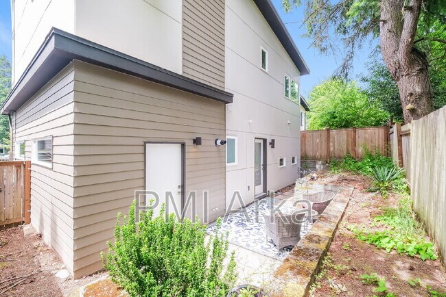 Building Photo - 11336 40th Ave NE