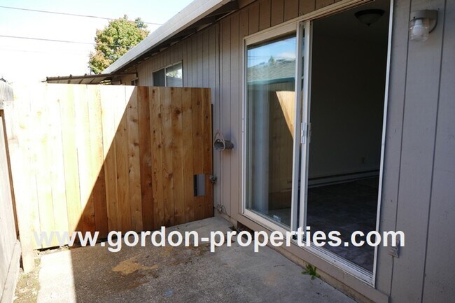 Building Photo - 4512 NE Lombard St