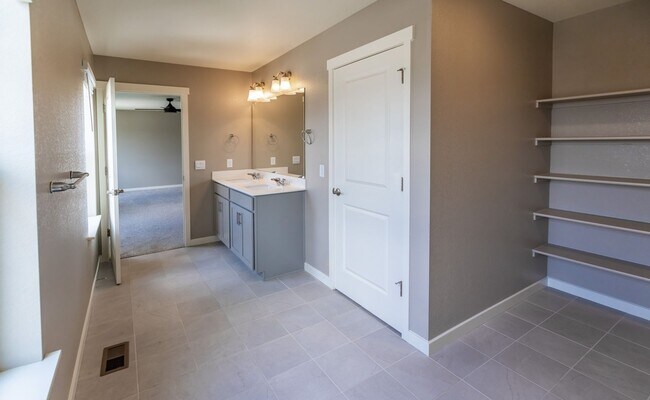 Building Photo - Stunning 4BR House in Berthoud