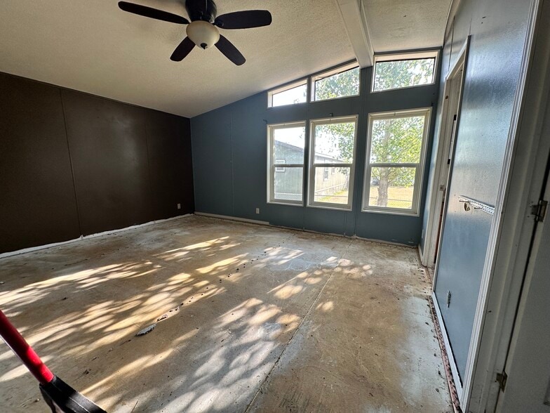 Building Photo - 3 Hartland St N