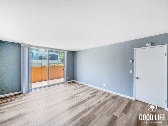 Building Photo - SD: Spacious 2BD/2BA Condo in Hillcrest with Private Balcony, Community Pool & Tennis Court