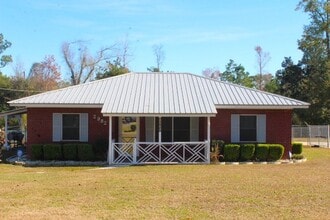 Building Photo - Quiet 3/2 Brick Home in Marianna