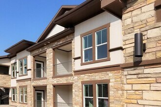 Building Photo - 2132 E Wisconsin Rd