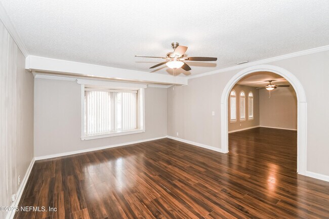 Building Photo - 1160 Crown Dr