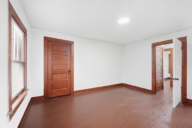 Building Photo - 928 W Dewald St