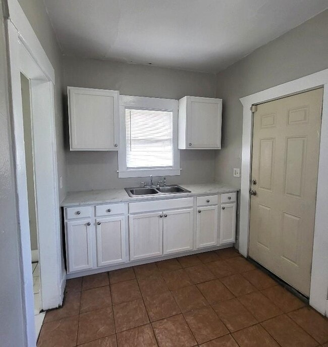 Building Photo - 2.0 bedroom in St. Petersburg Florida 33705