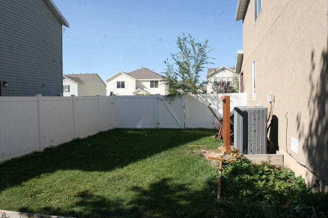 Building Photo - Huge 3 bed 2.5 bath single home in Spanish...