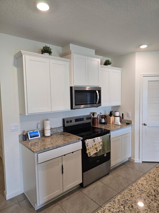 Building Photo - 9725 SW Triton Wy