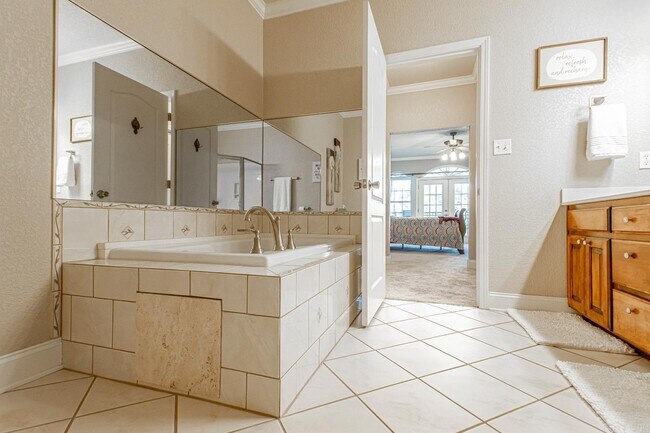 Building Photo - 451 Lakeland Dr