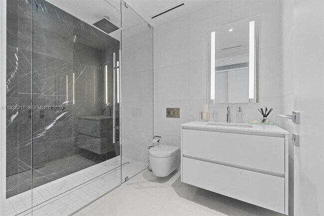 Building Photo - 300 Biscayne Blvd Way