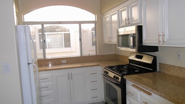 Building Photo - Stunning Updated & Spacious 3-Level Townho...