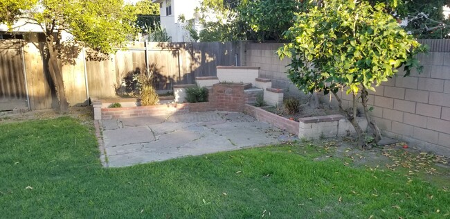 Building Photo - Long Beach- 2bd 1ba- yard, garage, hardwoo...