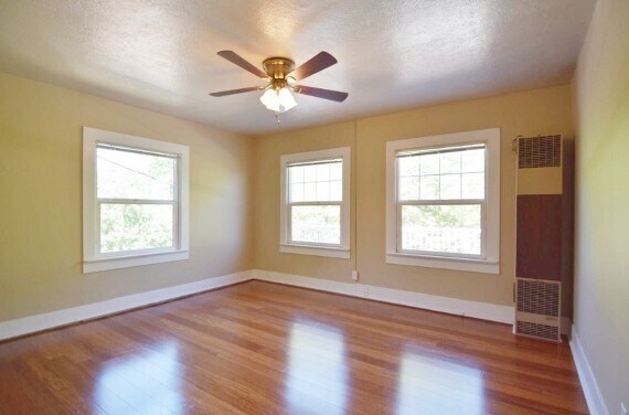 Building Photo - John's Landing 2nd Floor 1Bdr w/Hardwoods,...
