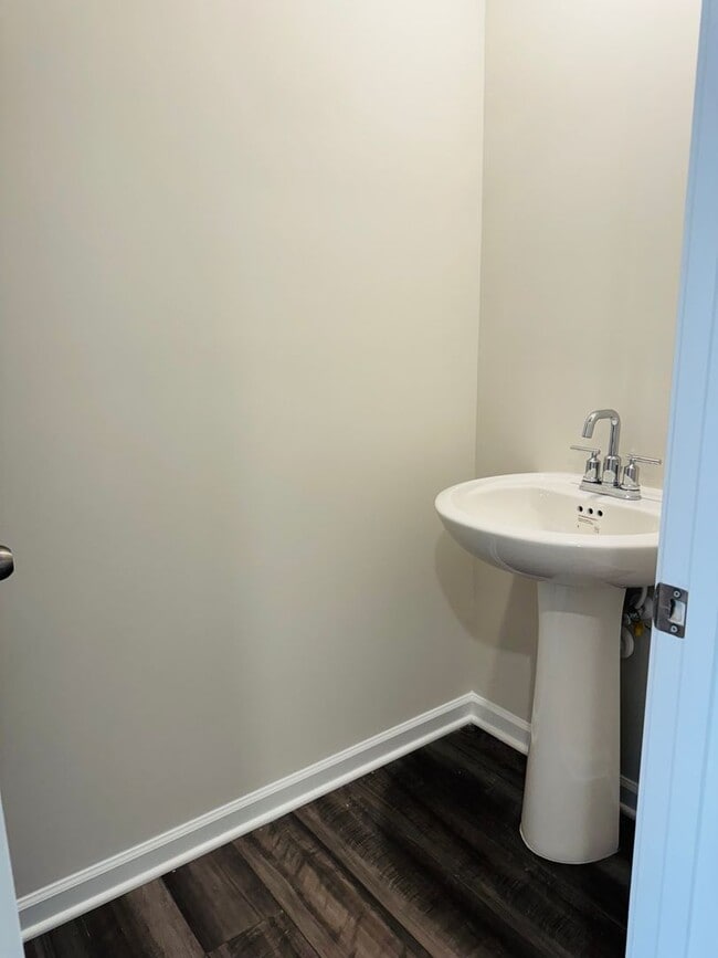 Building Photo - Move In Ready 5BR/2.5BA Home located near UNCC!