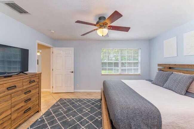 Building Photo - 1183 SE 1st Way