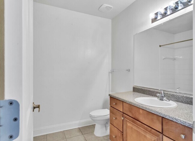 Building Photo - 3/2.5 Crestview Townhome with Community Po...
