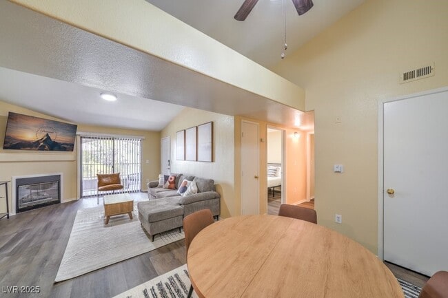 Building Photo - 950 Seven Hills Dr