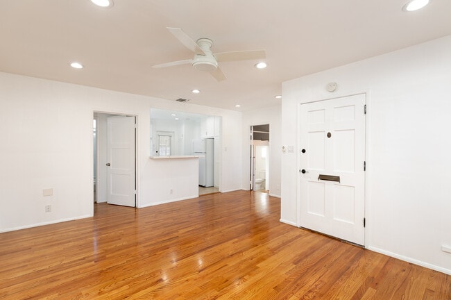 Building Photo - 5726 Lasaine Ave