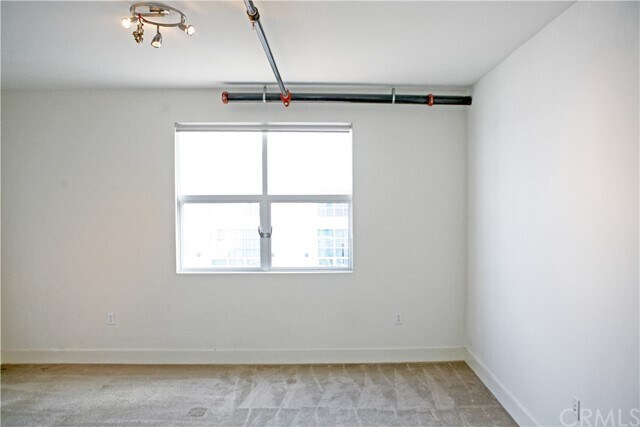 Building Photo - 940 E Civic Center Dr
