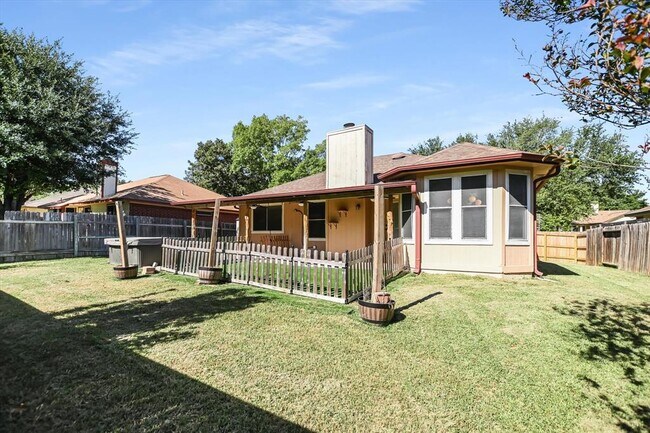 Building Photo - 906 Iris Dr