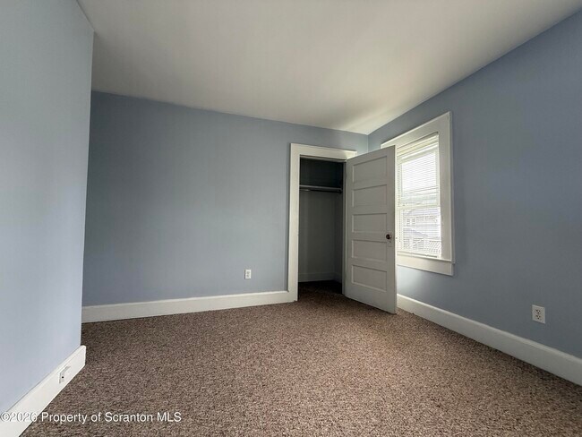 Building Photo - 627 Sherwood Ave