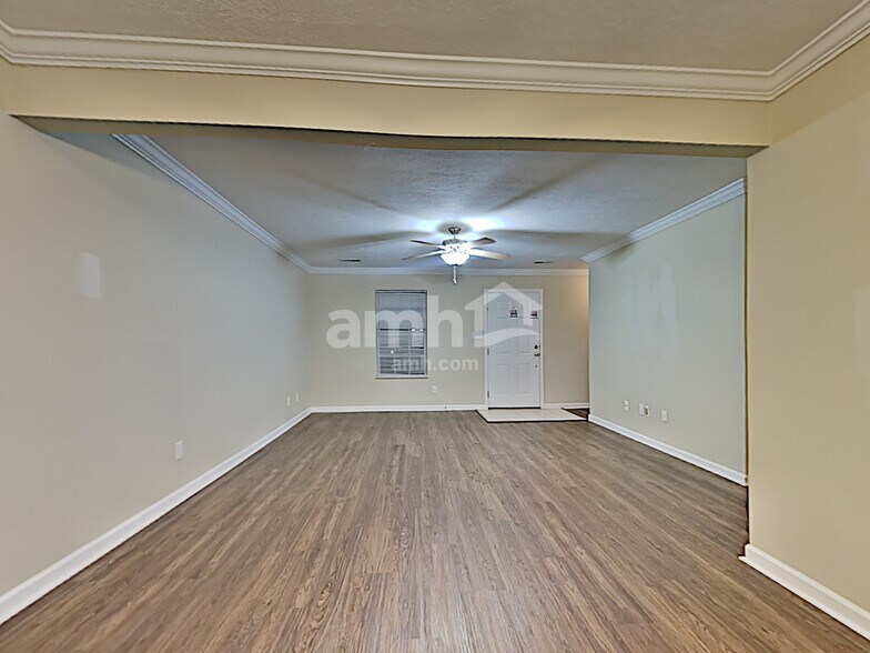 Building Photo - 2000 Farmstead Ln