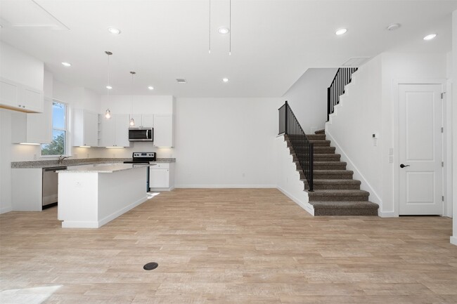 Building Photo - 255 Lourdes Ct