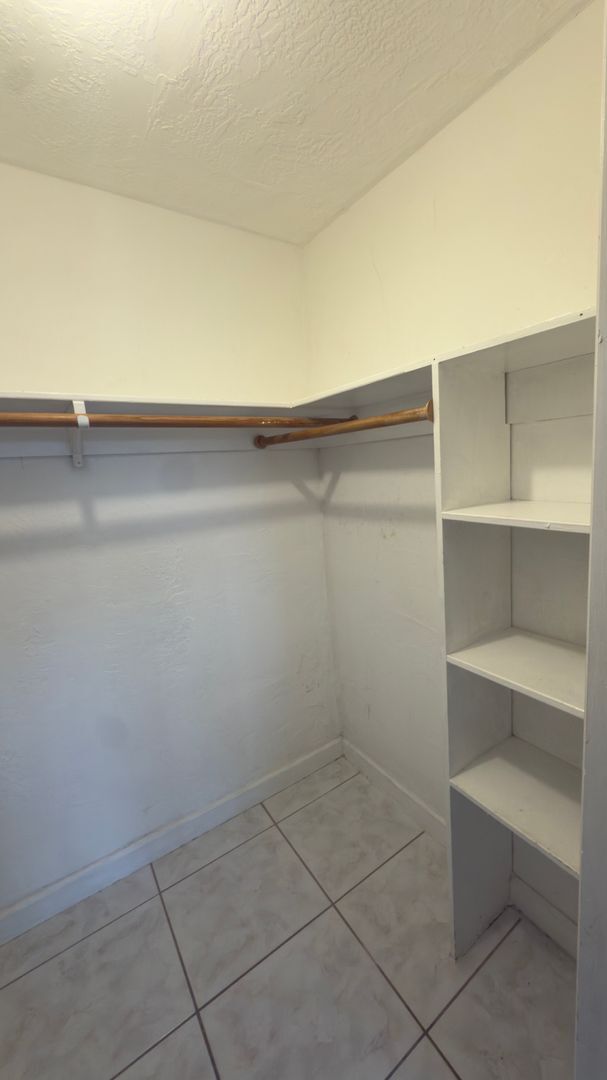 Building Photo - Spacious 1-Bed Condo in Sutton House – 974...