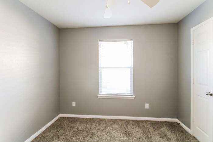 Building Photo - 2107 Golden Topaz Dr
