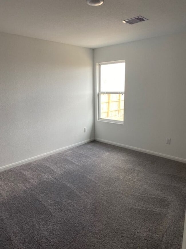 Building Photo - Stunning 3 bedroom, 2 bath home with a del...