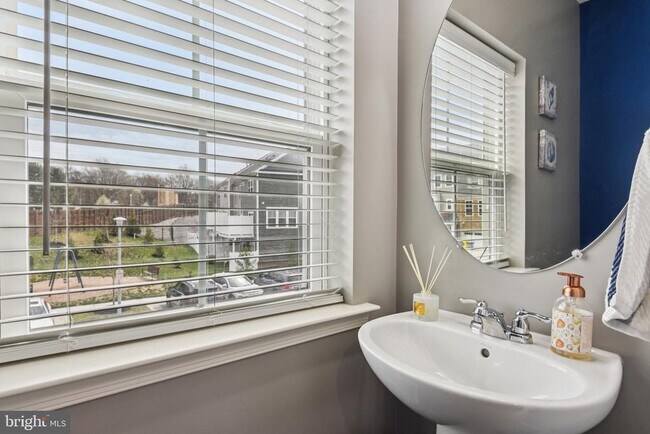 Building Photo - 1306 Hawk Hollow Dr