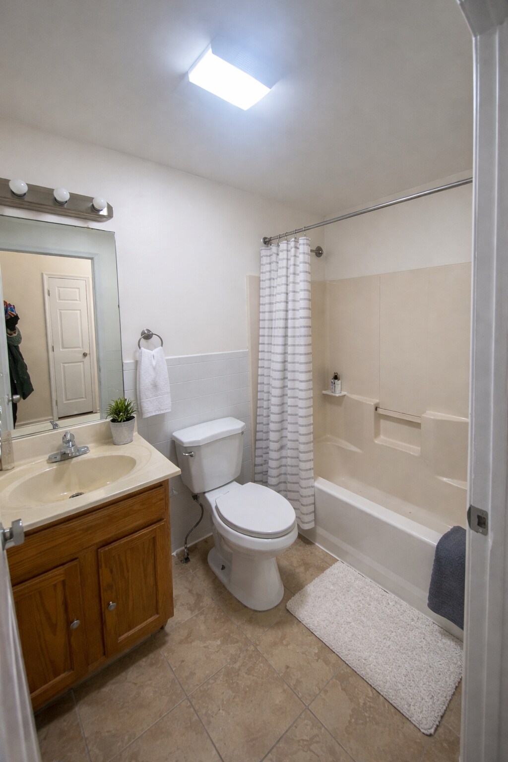 Building Photo - 381 S 6th St