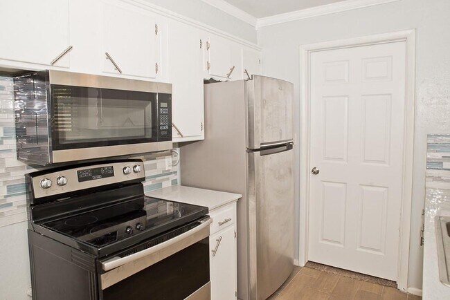 Building Photo - 216 S Bristow Ave
