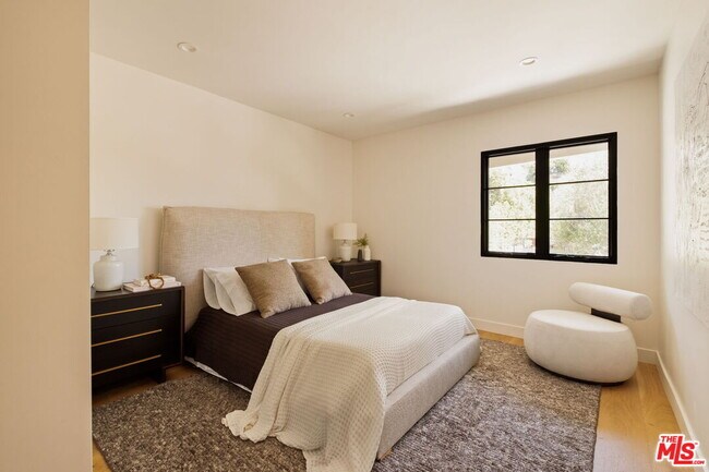 Building Photo - 8628 Edwin Dr