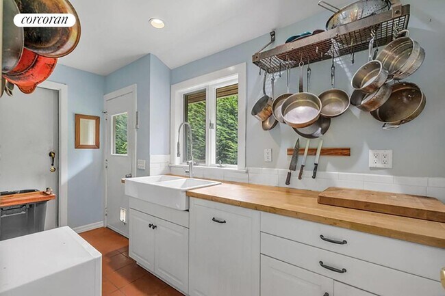 Building Photo - 179 Redwood Rd