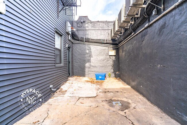 Building Photo - 644 Lorimer St