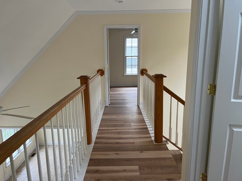 Building Photo - 6 Willow Tree Ct