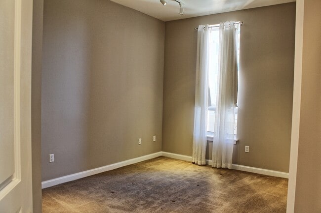 Building Photo - 2400 E Cherry Creek S Dr