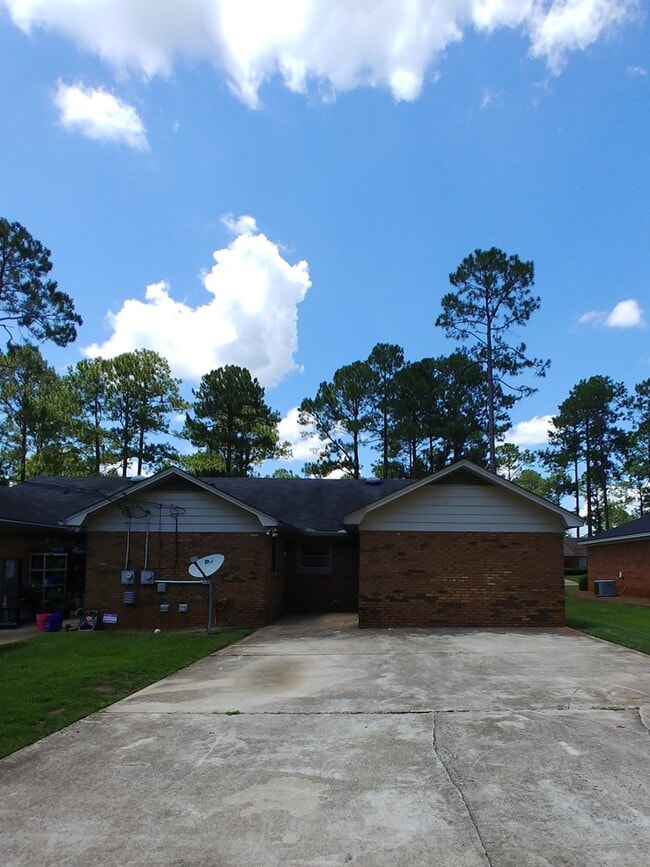 Building Photo - 2804 Falcon Ln