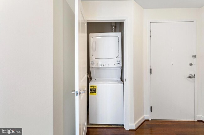 Building Photo - 157 Fleet St