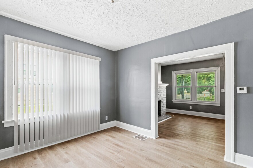 Building Photo - 977 E 17th Ave