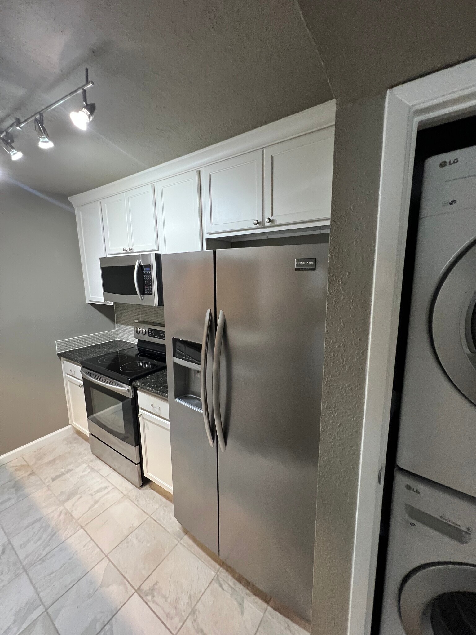 Building Photo - 7102 N Holiday Dr